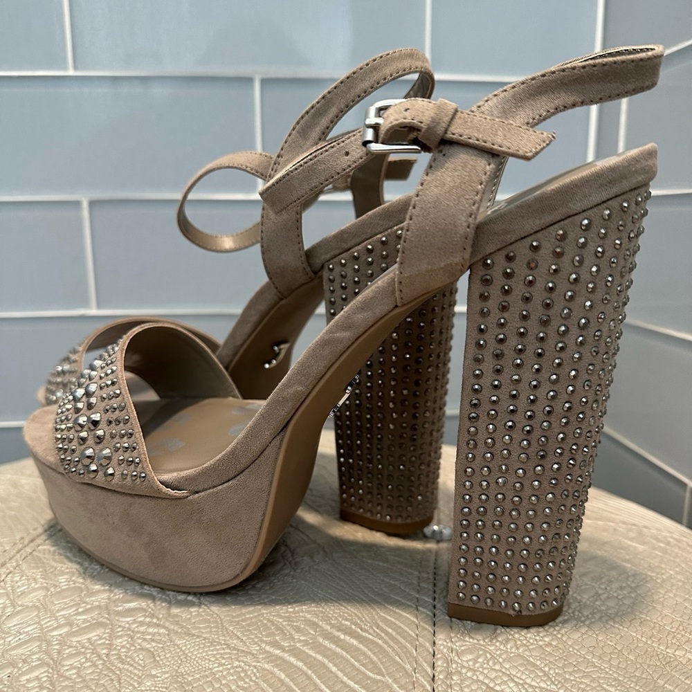 Juicy Couture Size 10 Trice Taupe Heels with Rhinestones - Picture 3 of 9